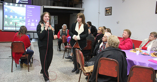 la actuación del dúo integrado  por María D’Adamo y Matías Bulgarelli que invitaron al baile de los asistentes