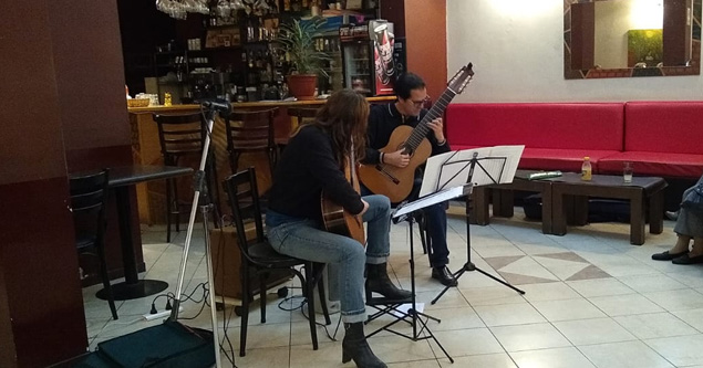 María nos deleitó con su voz, acompañada por Matías quien tuvo espacio para realizar extraordinarios solos de guitarra.