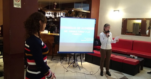  al compás de la música y con la excelente interpretación de Richi Costa, siguió el Baile en el Café.