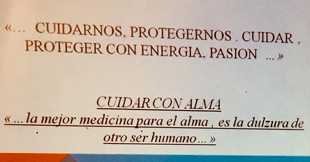 Cómo “nos hablamos y tratamos a nosotros mismos” y los pensamientos que se generan.