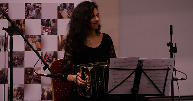 Cindy Harcha Abuhadba en Bandoneón y Gastón Ezequiel Ruiz en guitarra.